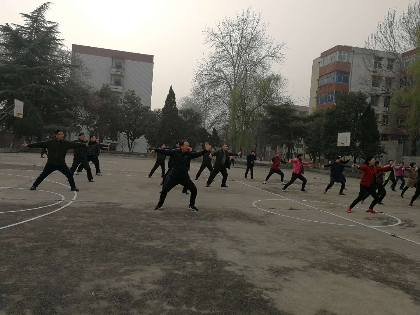 会计学院全体教职工习练太极拳(一)-焦作大学-会计学院