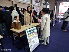 一群人站在柜台旁边AI 生成的内容可能不正确。