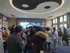 一群人站在桌子上AI 生成的内容可能不正确。